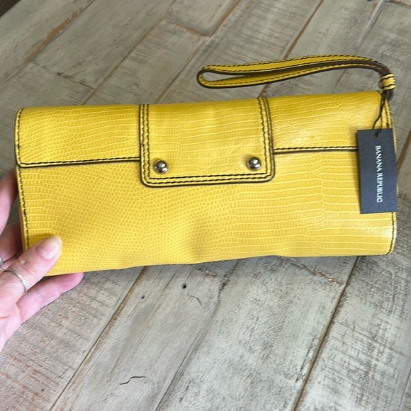 BANANA REPUBLIC NWT YELLOW LEATHER WRISTLET CLUTCH BAG - Picture 2 of 12